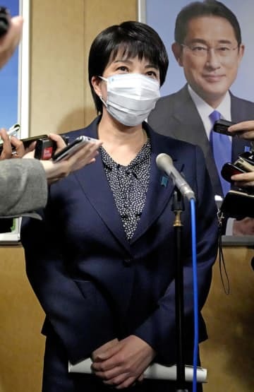 5千円支給案について記者の質問に答える自民党の高市政調会長＝29日午後、東京・永田町の党本部