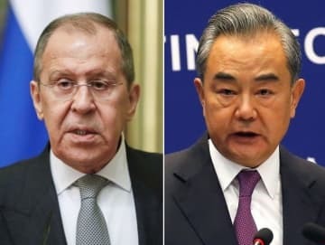 ロシアのラブロフ外相（左）、中国の王毅外相（いずれもロイター＝共同）