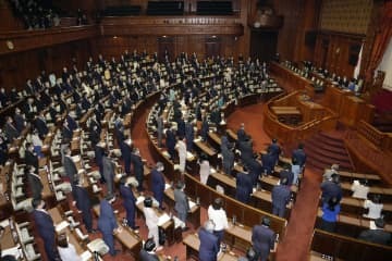 2022年度の雇用保険料率を定めた雇用保険法などの改正法が可決、成立した参院本会議＝30日午前