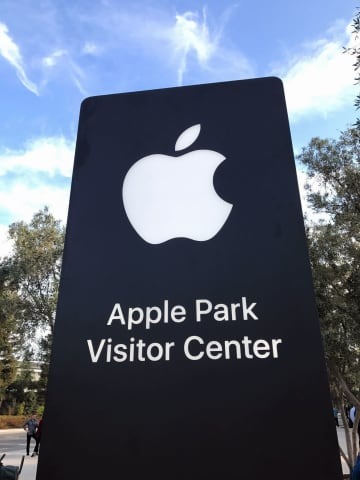 米アップルのロゴ＝2017年9月、米カリフォルニア州にある本社関連施設（共同）