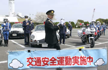 神奈川県警山手署の一日警察署長として交通安全を呼び掛ける横山剣さん＝31日午前、横浜市