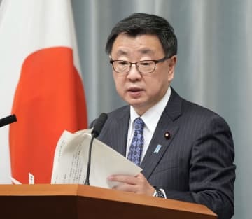 記者会見する松野官房長官＝31日午前、首相官邸