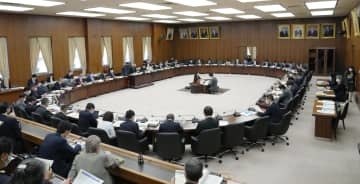 開かれた衆院憲法審査会＝31日午前