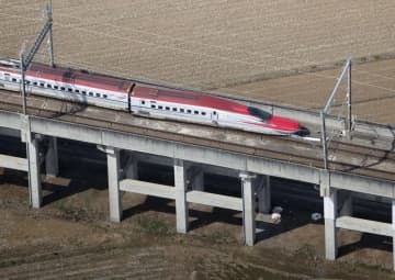 地震で脱線した東北新幹線の車両＝17日、宮城県白石市（共同通信社ヘリから）