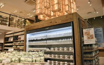 食品の品ぞろえが豊富な「MUJIcom　阪急三番街」＝31日、大阪市