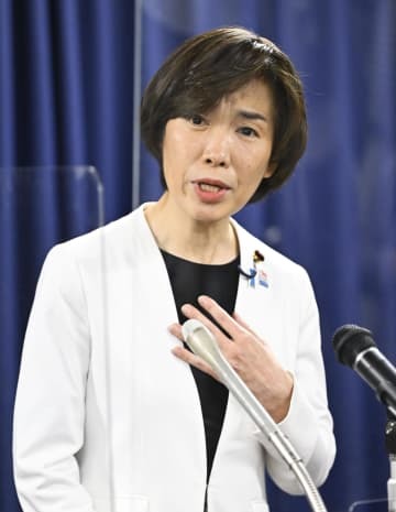 職員に離任のあいさつをする堀内ワクチン相＝31日夜、内閣府