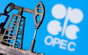 OPECのロゴと石油掘削装置の模型＝2020年（ロイター＝共同）