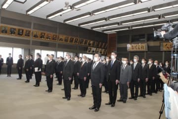 警視庁の組織犯罪対策部再編に伴う発足式に臨む幹部ら＝1日午後、警視庁