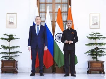 会談に臨むロシアのラブロフ外相（左）とインドのジャイシャンカル外相＝1日、ニューデリー（ジャイシャンカル氏のツイッターより、ロイター＝共同）