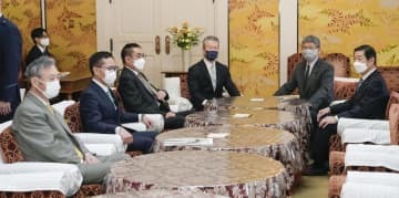 会談に臨む自民党の高木国対委員長（右から2人目）と立憲民主党の馬淵国対委員長（同3人目）ら＝1日午後、国会