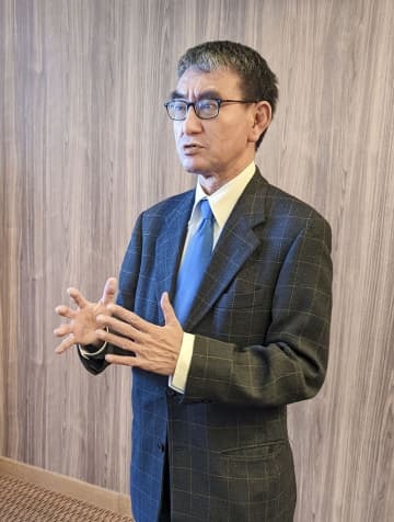 岡山市で記者団の取材に応じる自民党の河野太郎広報本部長＝1日午後