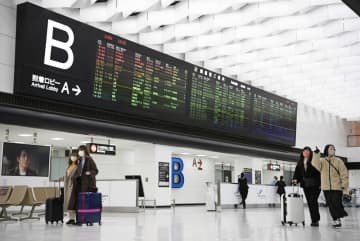 成田空港国際線の到着ロビー＝2月