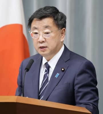 記者会見する松野官房長官＝1日午後、首相官邸