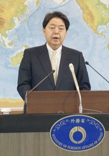 記者会見する林外相＝1日午後、外務省