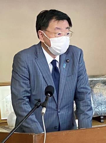 沖縄県沖縄市で記者団の取材に応じる松野官房長官＝2日午後