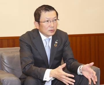 インタビューに応じるあいおいニッセイ同和損害保険の社長に就任した新納啓介氏