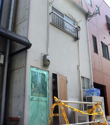 女性が倒れていた現場の建物＝4日午前、大阪市淀川区