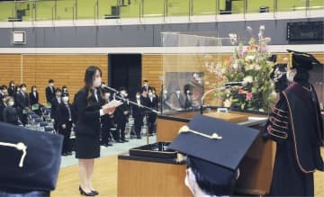 横浜市立大の新3年生向けに開催された2年遅れの「入学式」で、宣誓する片貝恵さん＝4日午後、横浜市金沢区