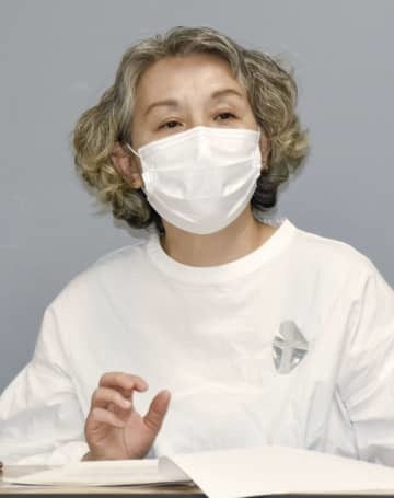 京都市内で記者会見する井崎敦子さん＝4日午後