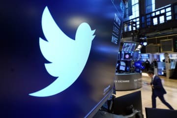 ツイッターのロゴ＝2021年11月、ニューヨーク証券取引所（AP＝共同）