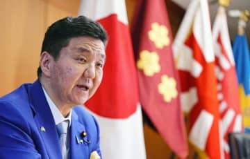 インタビューに答える岸防衛相＝4日午前、防衛省