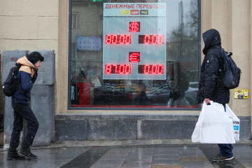 ロシアの通貨ルーブルの為替レート表示板＝3月、モスクワ（タス＝共同）