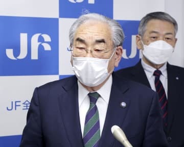 萩生田経産相との会談後、記者団の質問に答える全漁連の岸宏会長＝5日午後、東京都中央区