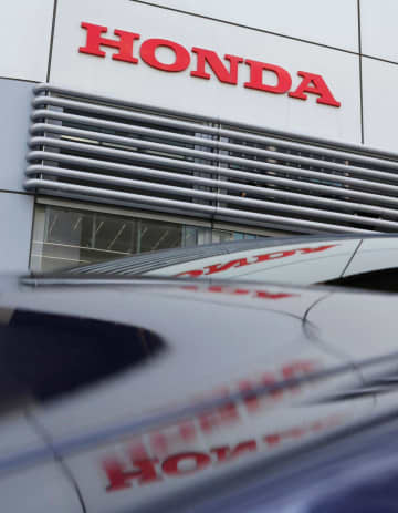 東京都内のショールームに掲示されたホンダのロゴ＝2013年（ロイター＝共同）