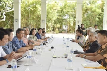 米ハワイ州のイゲ知事（右から2人目）と会談した日本旅行業協会の視察団＝5日、ホノルル（共同）
