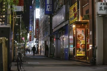 人通りの少ない東京・新橋の飲食店街＝2021年4月