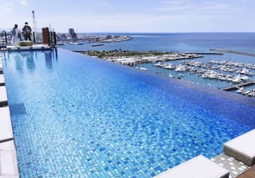 「沖縄プリンスホテル　オーシャンビューぎのわん」の屋外プール。宜野湾港マリーナを見渡せる＝6日午後、沖縄県宜野湾市
