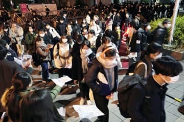 1月、大学入学共通テストの初日を終えて、会場を後にする受験生ら＝名古屋市の名古屋大