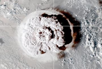 衛星が捉えたトンガ沖の海底火山噴火＝1月15日（CIRA/NOAA提供・ロイター＝共同）