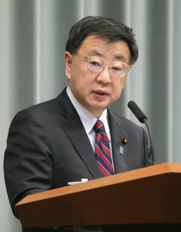 記者会見する松野官房長官＝7日午前、首相官邸