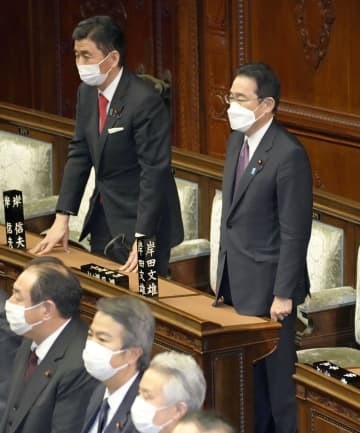 衆院本会議で経済安全保障推進法案に賛成する岸田首相（右）＝7日午後