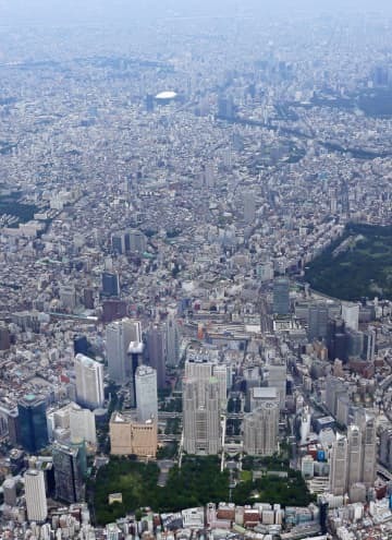 高層ビルが立ち並ぶ新宿副都心＝2017年6月（共同通信社ヘリから）