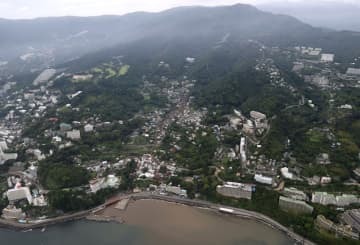 静岡県熱海市伊豆山で発生した大規模な土石流で、大量の土砂が流れ込んだ伊豆山港＝2021年7月