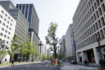 大阪・御堂筋のオフィス街＝2021年4月