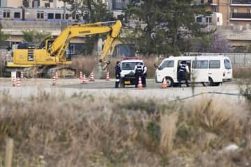 九州大跡地を調べる福岡県警の捜査員＝7日午後6時16分、福岡市東区