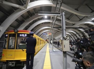 東京メトロ銀座線渋谷駅から出発する浅草行きの列車＝2020年1月
