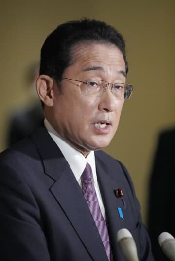 取材に応じる岸田首相＝7日夕、首相官邸