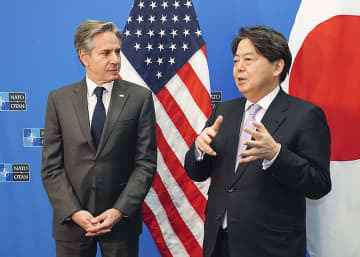 ブリンケン米国務長官（左）と言葉を交わす林外相＝7日、ブリュッセル（外務省提供）