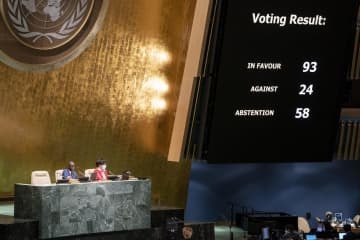 7日、国連総会の緊急特別会合で示された決議案の採択結果＝米ニューヨーク（AP＝共同）
