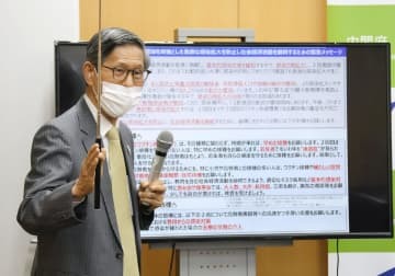 記者会見する政府新型コロナウイルス感染症対策分科会の尾身茂会長＝8日午後、東京・永田町