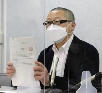 記者会見するNPO法人「多民族共生人権教育センター」の文公輝事務局長＝8日午後、大阪市