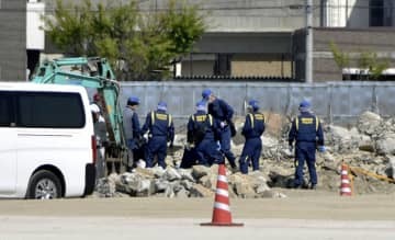 九州大跡地の解体作業現場を調べる捜査員＝8日午後、福岡市東区箱崎