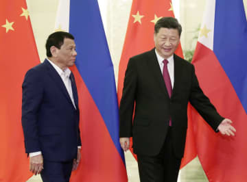 2019年、会談に臨むフィリピンのドゥテルテ大統領（左）と中国の習近平国家主席＝北京の人民大会堂（共同）