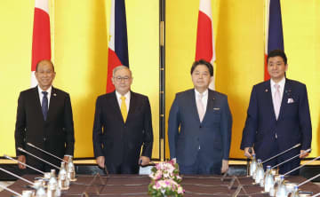外務・防衛閣僚協議の初会合に臨む（左から）フィリピンのロレンザーナ国防相、ロクシン外相、林外相、岸防衛相＝9日午前、東京都内（代表撮影）