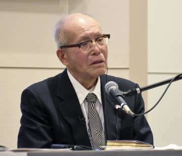広島市の原爆資料館で講演する、歴史研究家で被爆者の森重昭さん＝9日午後
