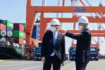 神戸港のコンテナターミナルを視察する岸田首相（左）＝9日午後、神戸市（代表撮影）
